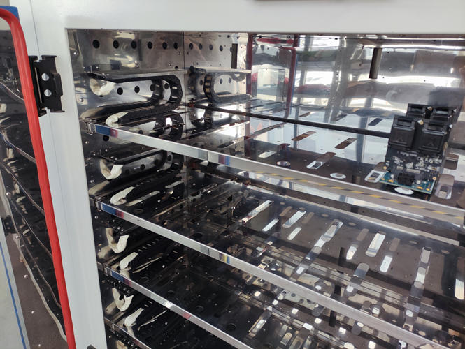 編輯 | 環(huán)儀儀器  一、產(chǎn)品簡介： 常溫BIT測試老化柜是用于固態(tài)硬盤（SSD）常溫讀寫測試（BurnInTest，BIT）的試驗設備，老化柜可以提供固態(tài)硬盤運行所需要的穩(wěn)定溫度，為BIT測試提供保障。   二、滿足標準： YD/T 3824-2021 面向互聯(lián)網(wǎng)應用的固態(tài)硬盤測試規(guī)范 JEDEC 218   三、技術參數(shù)：    四、產(chǎn)品特點： 1、根據(jù)不同的要求提供測試電腦配置。  2、機柜(圖3)