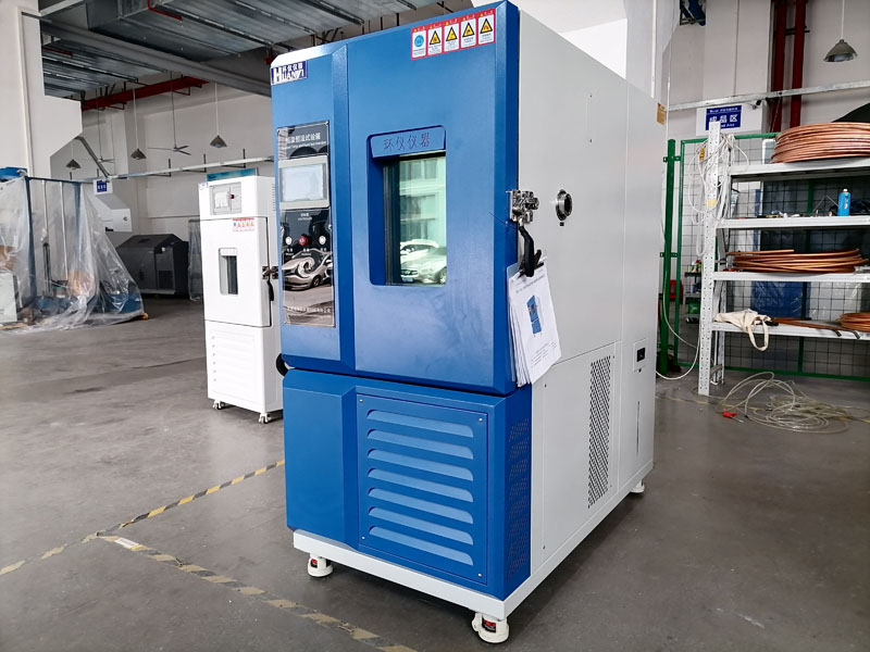 在選擇和使用非公路旅游觀光車前照燈耐高低溫試驗箱時，用戶需要考慮以下幾個因素：  設備精度和可靠性：選擇高精度、高可靠性的試驗箱，確保測試結果的準確性。 供應商服務：選擇提供優質售后服務的供應商，以確保設備的長期穩定運行。 符合標準：確保所選設備能夠滿足相關的國家和國際標準要求。(圖1)